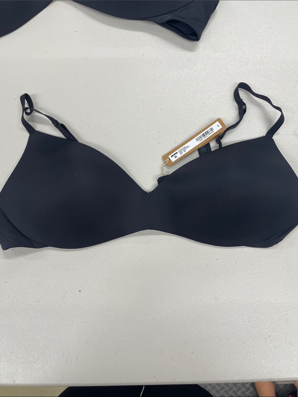SKIMS wireless form push up plunge bra 36C Onyx